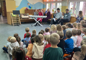 dzieci oglądają występ pianistki
