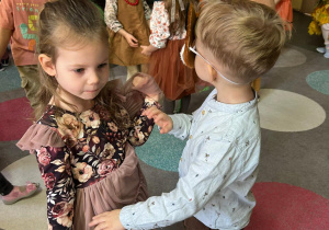 dzieci tańczą w kółeczku