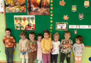 grupa dzieci pozuje do zdjęcia