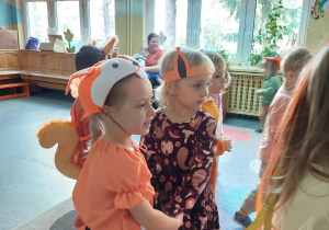 dziewczynki trzymają się za ręce