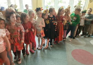 dzieci stoją ustawione w rzędzie