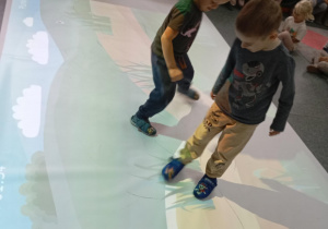 Zabawy z podłogą interaktywną