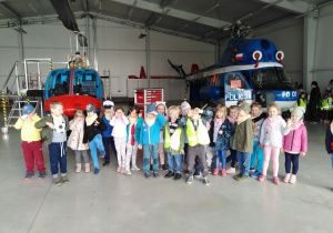 Dzieci z helikopterami policyjnymi