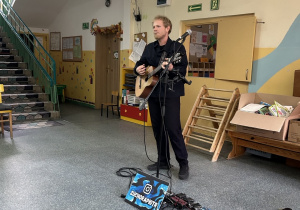 mężczyzna gra na gitarze