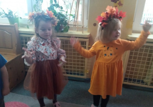 dwie dziewczynki w przebraniach jesiennych