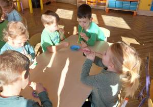 zabawy ze słomką przy stoliku