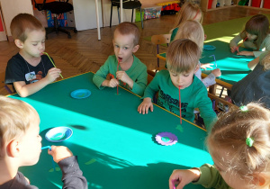 zabawy ze słomką przy stoliku