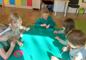 zabawy ze słomką przy stoliku