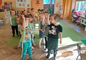 grupa dzieci na dywanie