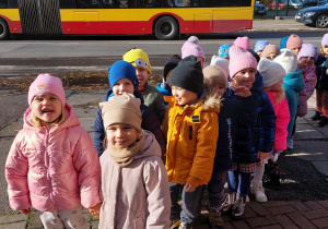 dzieci stoją w parach