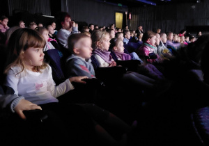 dzieci oglądają spektakl