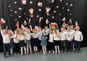 dzieci pozują do zdjęcia na tle dekoracji