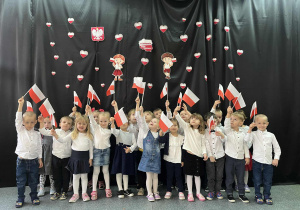 dzieci pozują do zdjęcia na tle dekoracji