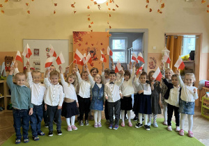 dzieci pozują do zdjęcia