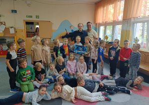 Dzieci pozują do zdjęcia z artystami muzycznymi