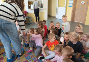 dzieci wyciągają z torebki po jednym obrazku