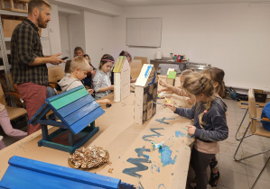 dzieci malują domki dla pszczół