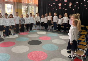 dzieci stoją w półkolu