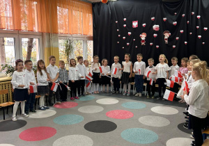 dzieci stoją w półkolu