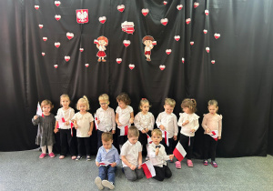 zdjęcie grupowe na tle dekoracji