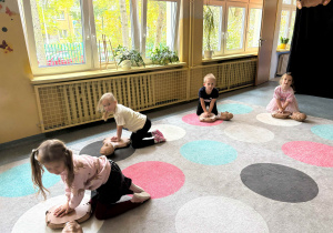 dzieci ćwiczą resuscytacje na fantomie