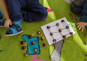 odwzorowywanie układów z kasztanów i patyczków