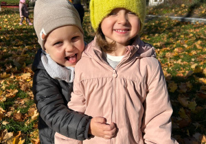 chłopiec i dziewczynka pozują do zdjęcia