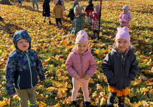 troje dzieci pozuje do zdjęcia