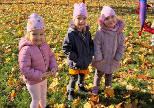 troje dzieci pozuje do zdjęcia