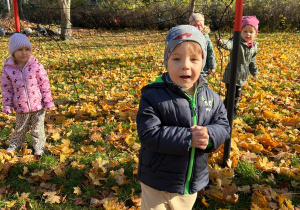 chłopiec pozuje do zdjęcia