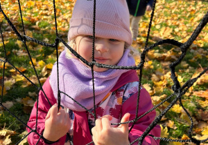 dziewczynka pozuje do zdjęcia