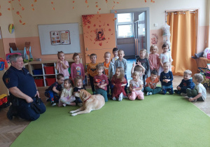 zdjęcie grupowe z psem