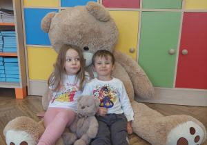 dzieci pozują do zdjęcia z pluszowymi misiami