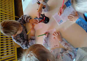 dzieci kolorują obrazki