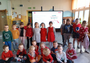 Dzieci pozujące przy ekranie