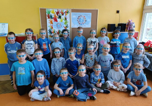 dzieci pozują ubrane na niebiesko