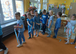 dzieci z wstążkami bibuły