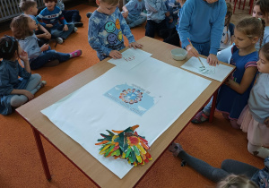 tworzenie plakatu przez dzieci