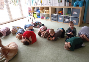 dzieci zwijają się w żółwiki