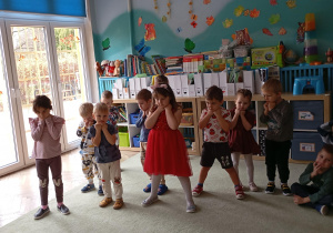 dzieci ćwiczą pozycje bezpieczne