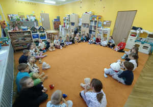 Grupa dzieci z misiami