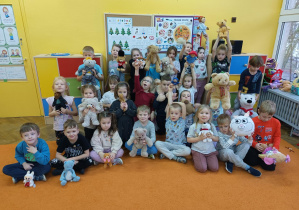 Dzieci pozują do zdjęcia z misiami