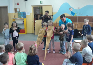 dzieci graja na instrumentach