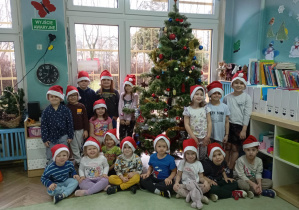 grupa dzieci przy choince