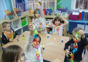 dzieci wykonują łańcuch z papieru