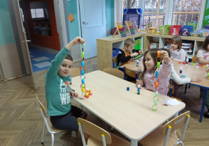 dzieci z łańcuchami papierowymi