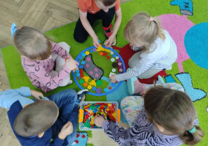 dzieci układają mandale