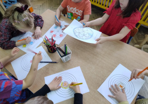 dzieci pracują przy stole