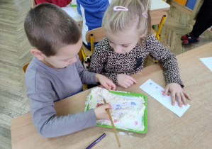 dwoje dzieci ze sobą współpracuje