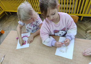 dziewczynki wyklejają cyfrę 5